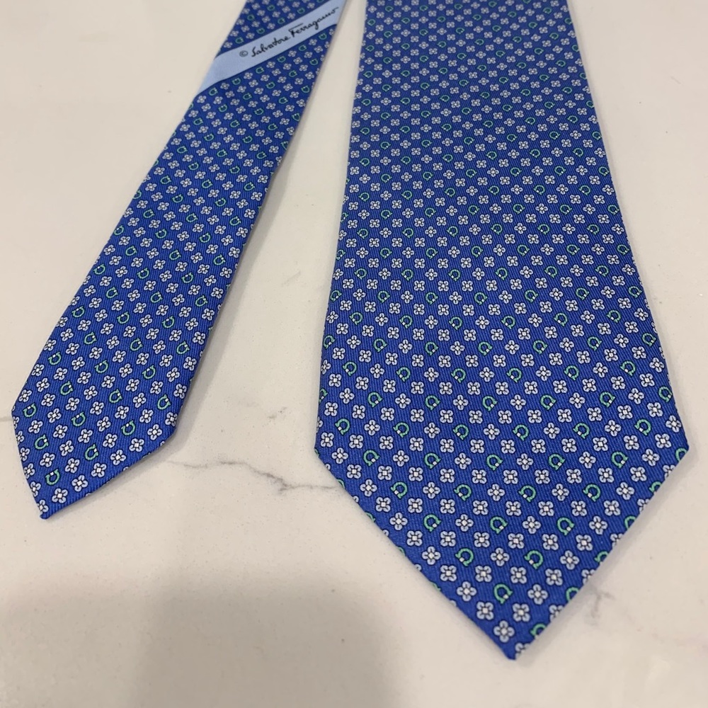 💯 Authentic Salvatore Ferragamo men’s tie 🔥